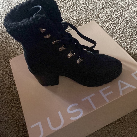 Barely worn boots - Picture 3 of 7